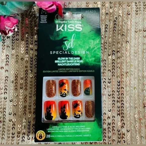 NEW KISS GLOW IN THE  DARK HALLOWEEN NAILS - Picture 1 of 4